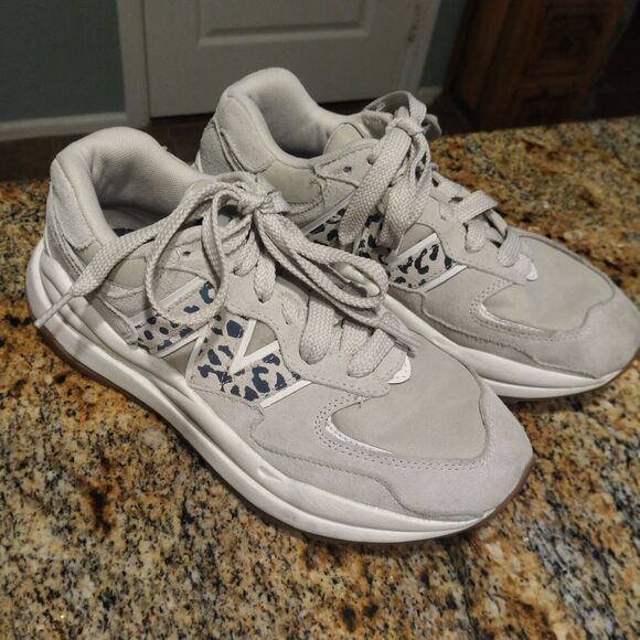 EUC New Balance 57/40 Timberwolf Leopard Gray Sneakers W5740APB Women's US 8 B - Picture 2 of 11
